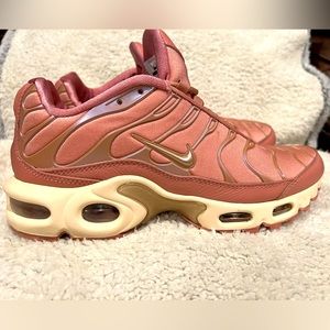 Nike AirMax Plus
Women Size 7
Like New
Rust Pink Color